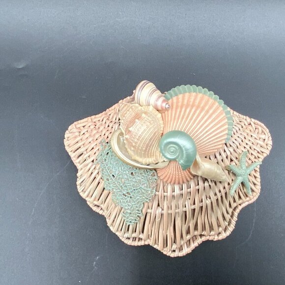 Rare Vintage Wicker Clam Shell with Seashells Storage 1990's - Picture 7 of 9